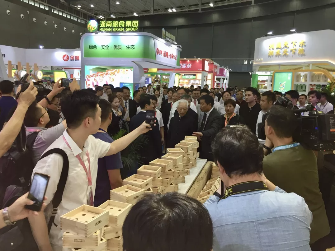 副省長何報翔正在向全國人大常委會原副委員長周鐵農介紹蒸瀏記蒸菜